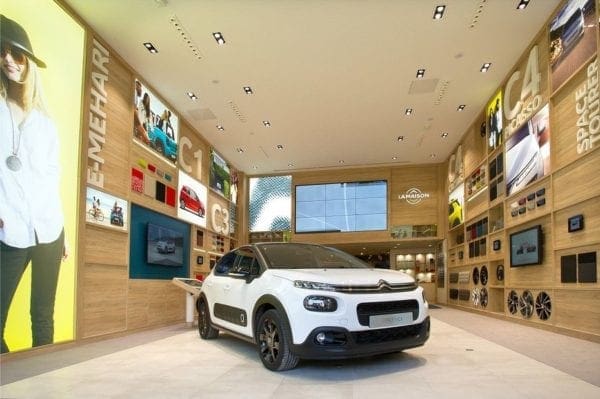 Un exemple d'expérience Store avec PSA Retail, la branche distribution de PSA, qui part à la conquête des centres villes. le groupe français inaugure le jeudi 27 avril 2017, sa première concession 2.0 dans le 16ème arrondissement de Paris. 500 m² regroupe dans un même espace trois marques du groupe : Citroën, Peugeot et DS.