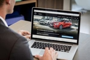 Les acheteurs de voitures en ligne à la recherche d'un engagement sur les sites Web des concessionnaires