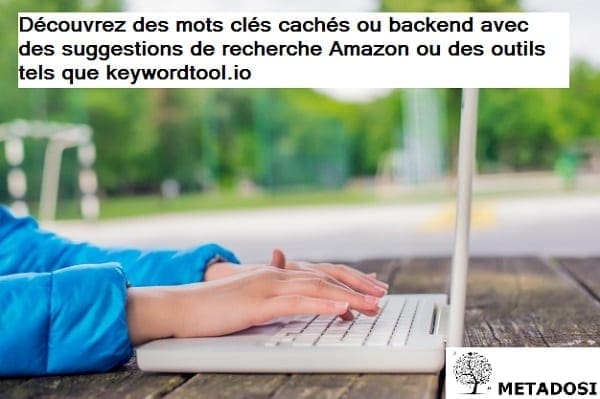 Une femme cherche des mots-clés cachés pour optimiser son référencement Amazon